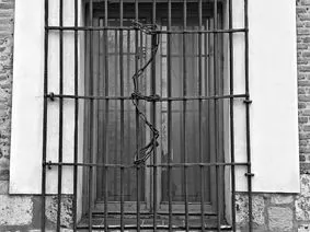 La ventana encadenada