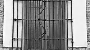 La ventana encadenada