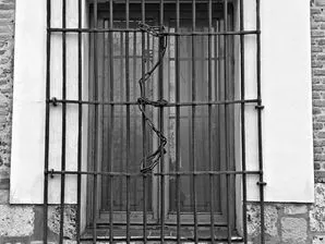 La ventana encadenada