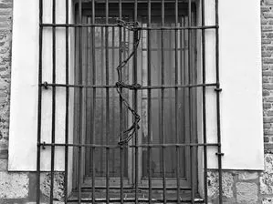 La ventana encadenada