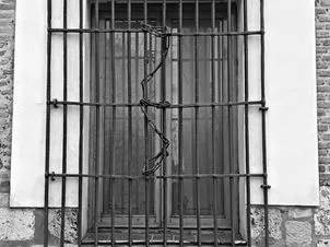 La ventana encadenada