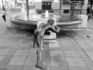 Piedra, metal, agua